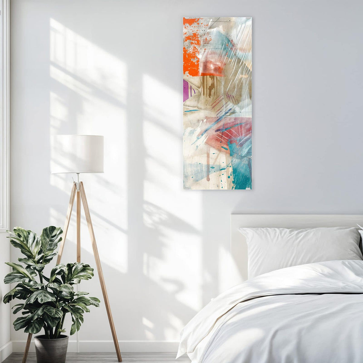 Glasbild Moderne Abstraktion an der Wand – Collage aus orangen, violetten und türkisen Farbfeldern auf hellem Putz