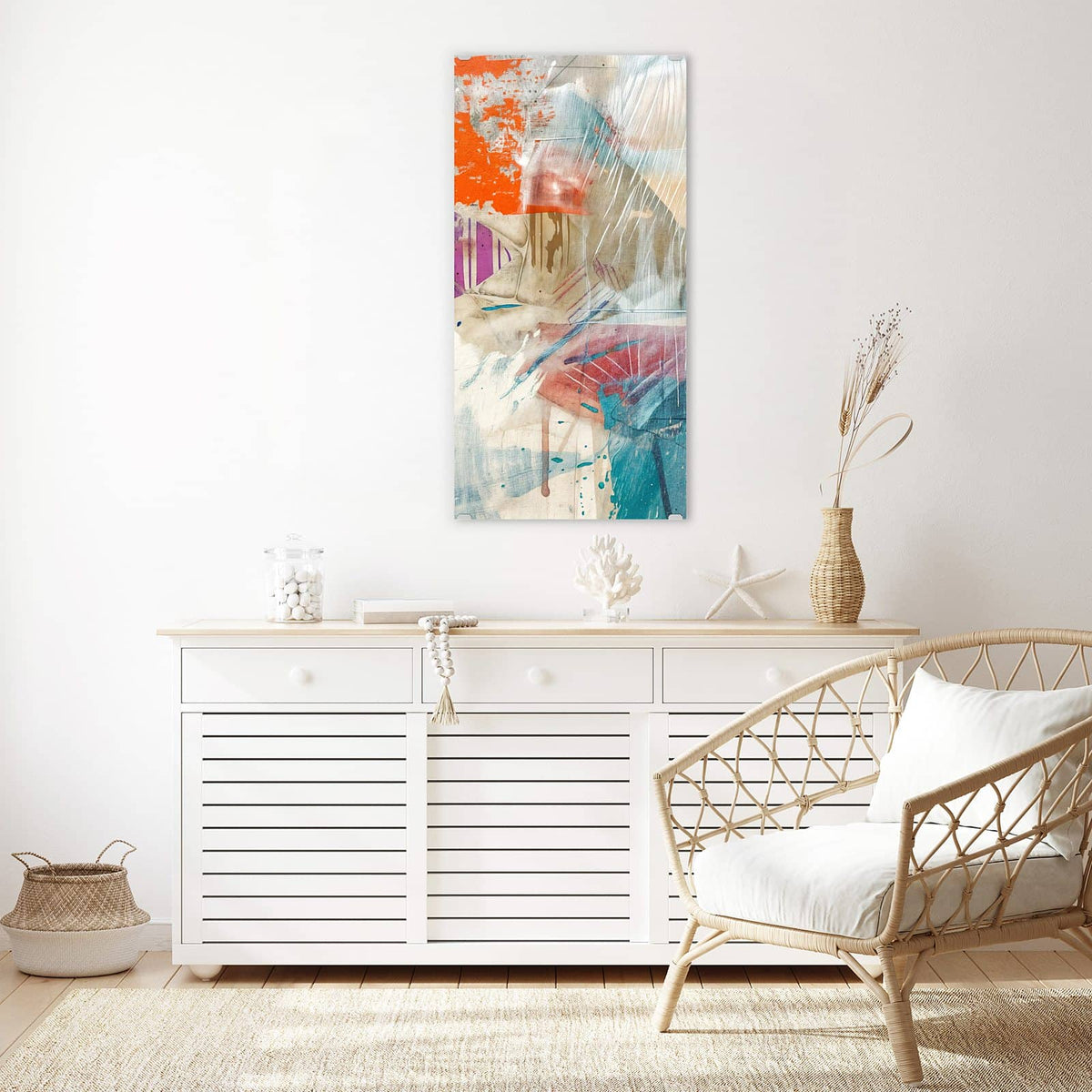 Glasbild Moderne Abstraktion an der Wand – Collage aus orangen, violetten und türkisen Farbfeldern auf hellem Putz