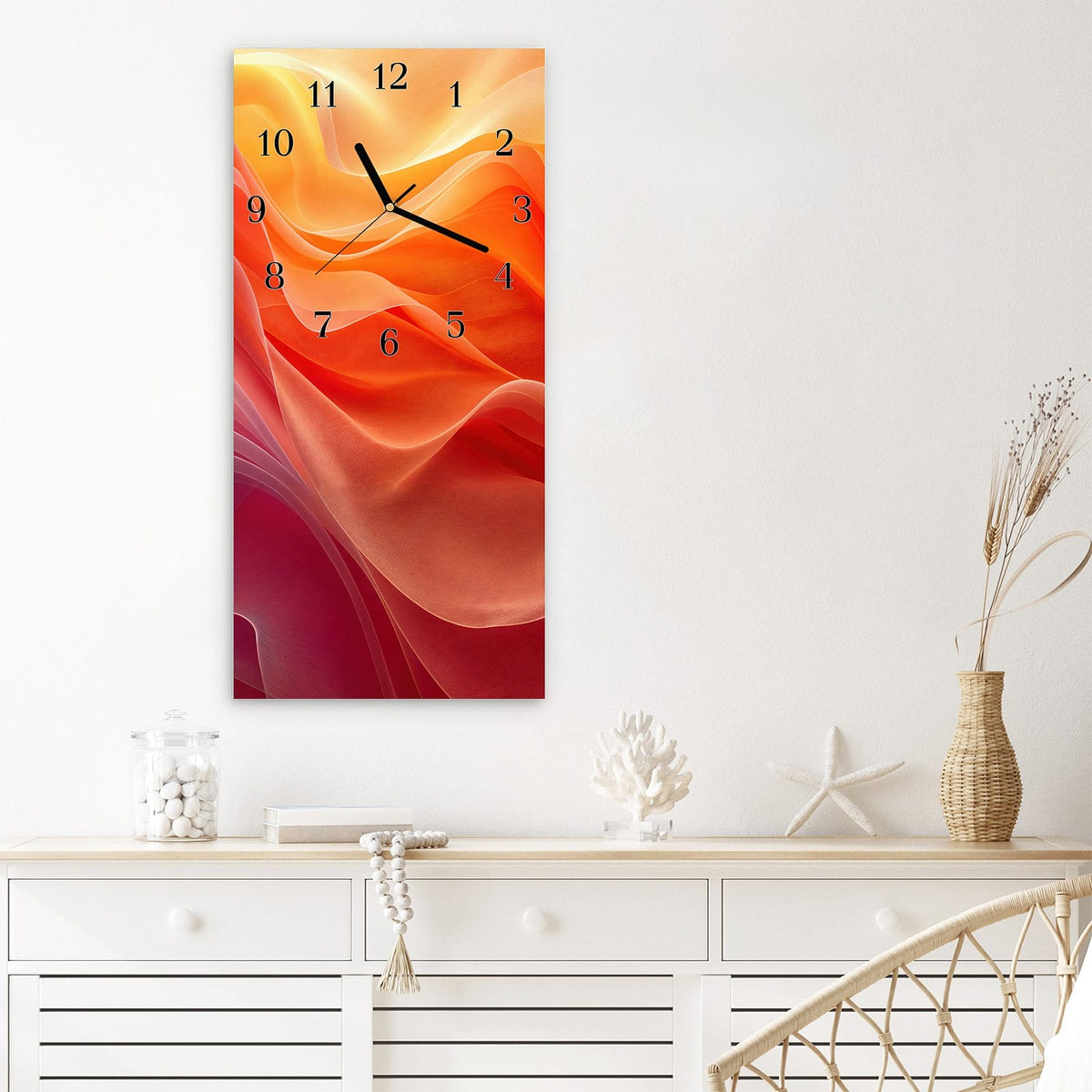 Wanduhr aus Glas im Hochformat Orange Seidenfalten mit Ziffernblatt Klassisch über einem weißen Sideboard