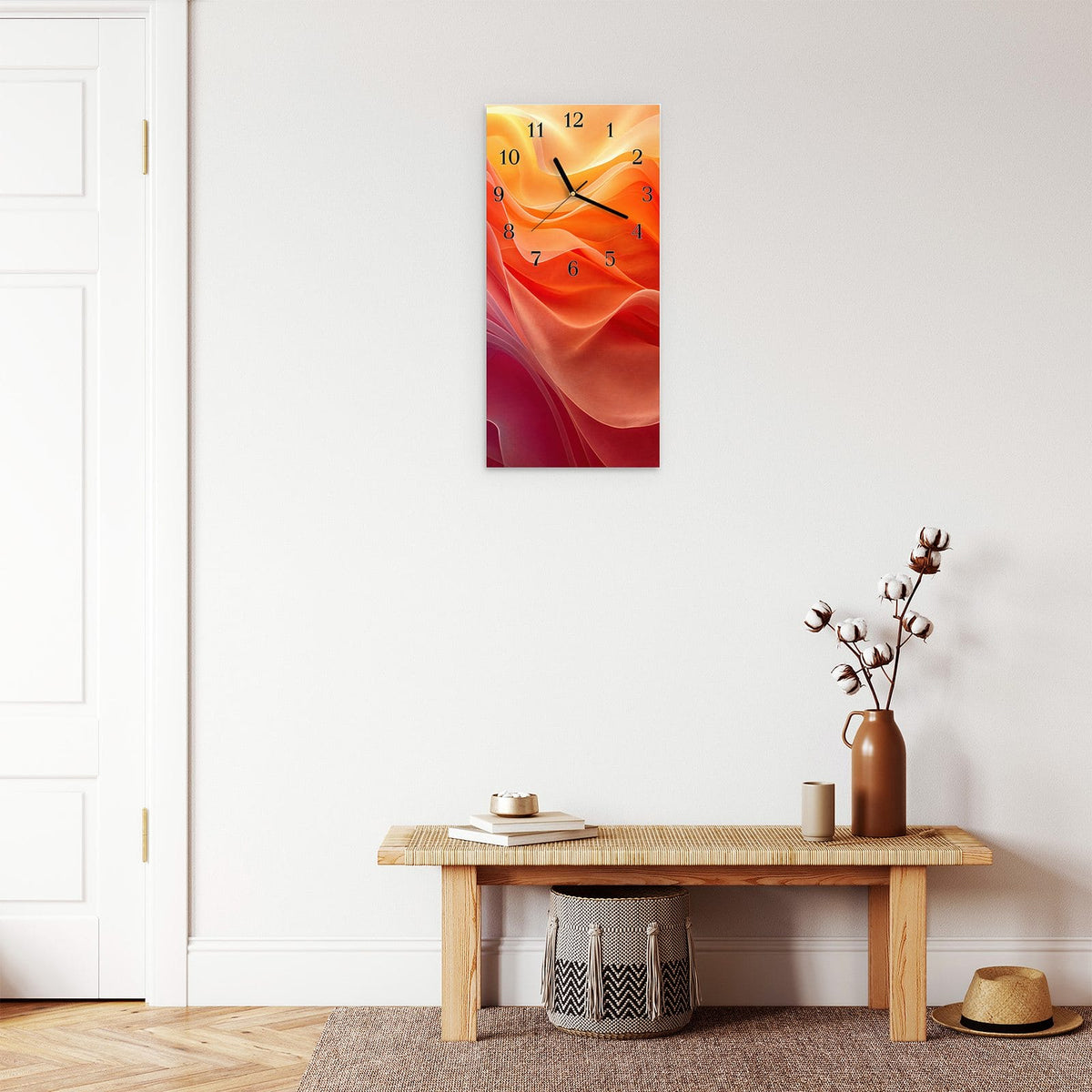 Wanduhr aus Glas im Hochformat Orange Seidenfalten mit Ziffernblatt Klassisch über einer Holzbank im Flur