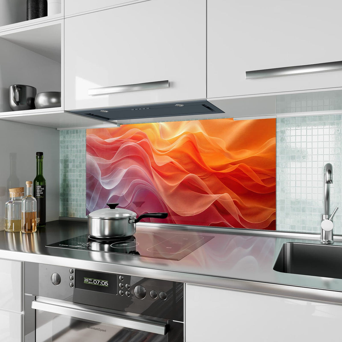 Küchenrückwand aus Glas Orange Seidenfalten im Hochformat als Spritzschutz hinter dem Kochfeld, über dem Fliesenspiegel montiert