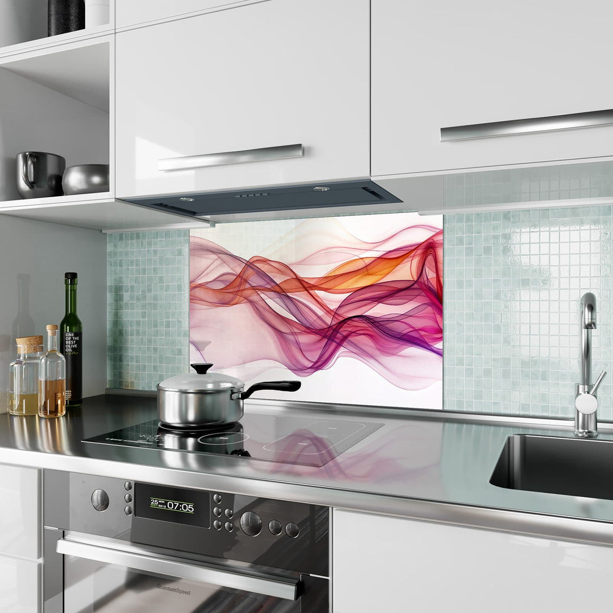 Küchenrückwand aus Glas Magenta Schleier im Hochformat als Spritzschutz hinter dem Kochfeld, über dem Fliesenspiegel montiert