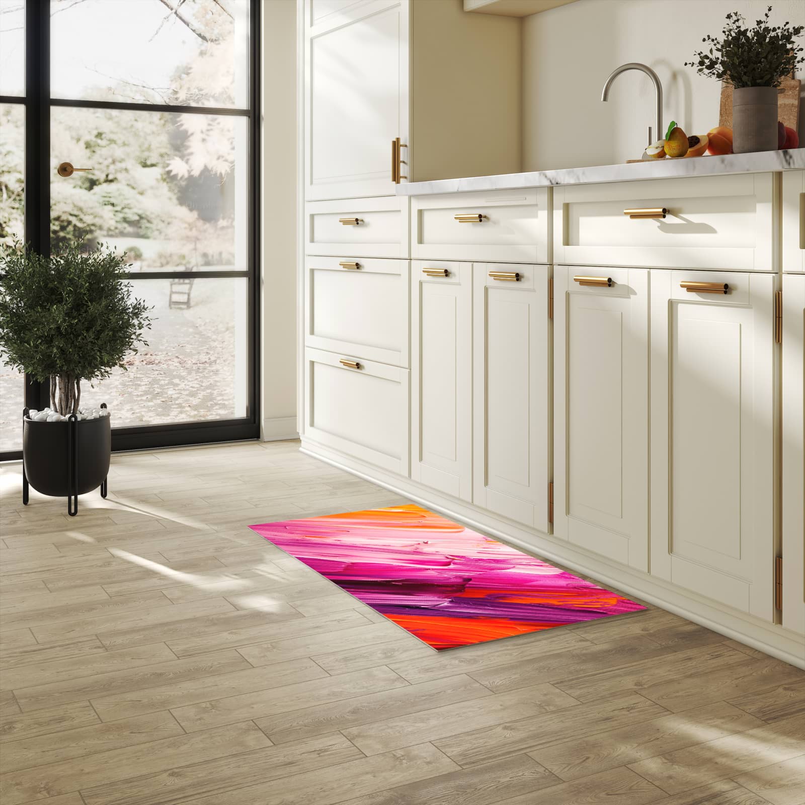 Formstabiler großer Küchenteppich mit Motiv Pinselstriche in heller Küche