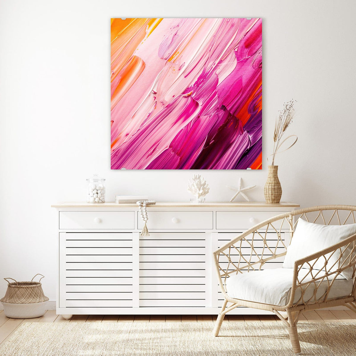 Glasbild Rosa Pinselstriche an der Wand – Dicke diagonale Farbstriche in Rosa, Magenta, Weiß und etwas Orange
