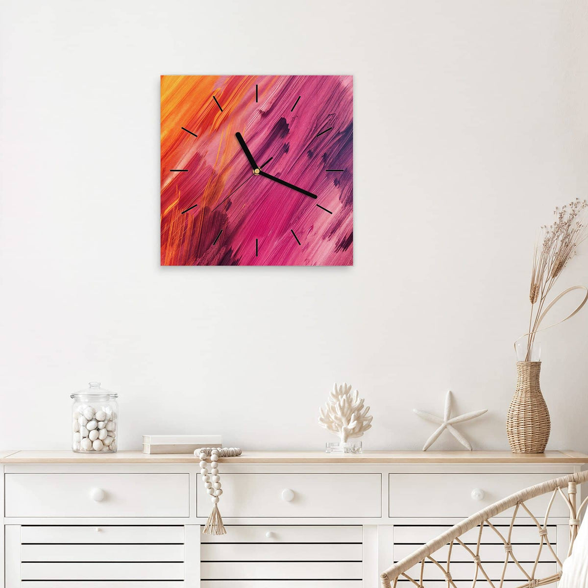 Quadratische Wanduhr aus Glas Diagonale Farbstriche mit Ziffernblatt Linie über einem weißen Sideboard