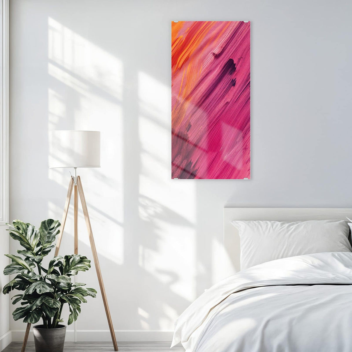 Glasbild Diagonale Farbstriche an der Wand – Diagonale Pinselstriche in Orange, Pink und Violett über die ganze Fläche