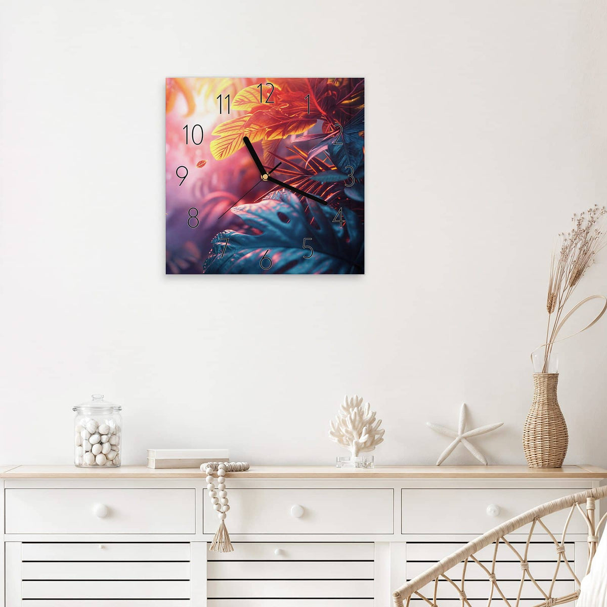 Quadratische Wanduhr aus Glas Dschungel im Neonlicht mit Ziffernblatt Elegant über einem weißen Sideboard