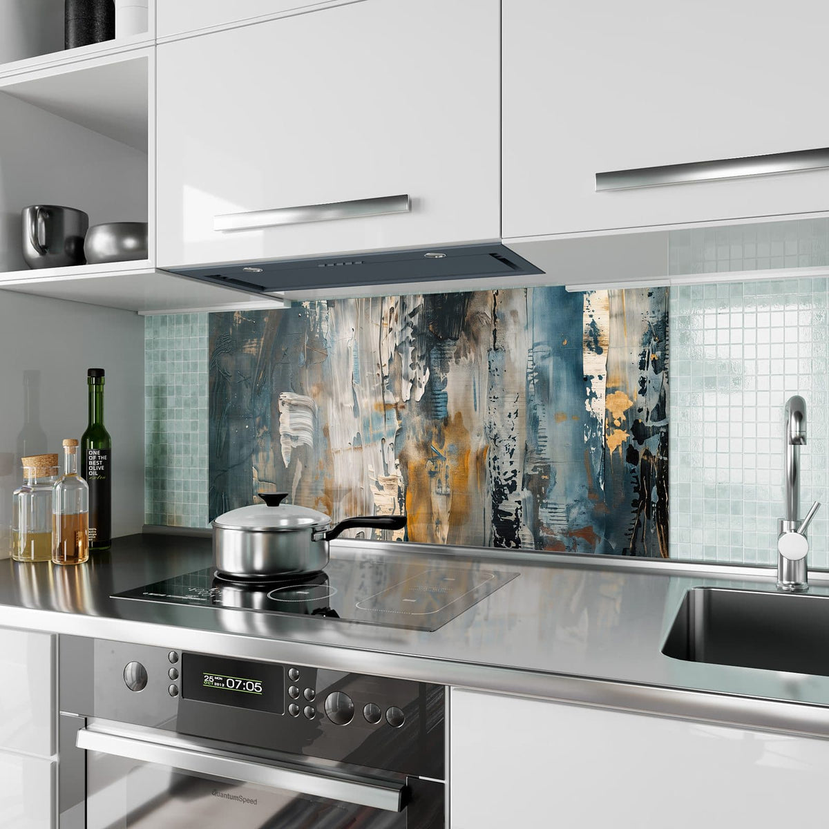 Küchenrückwand aus Glas Blaue Farbschichten im Hochformat als Spritzschutz hinter dem Kochfeld, über dem Fliesenspiegel montiert