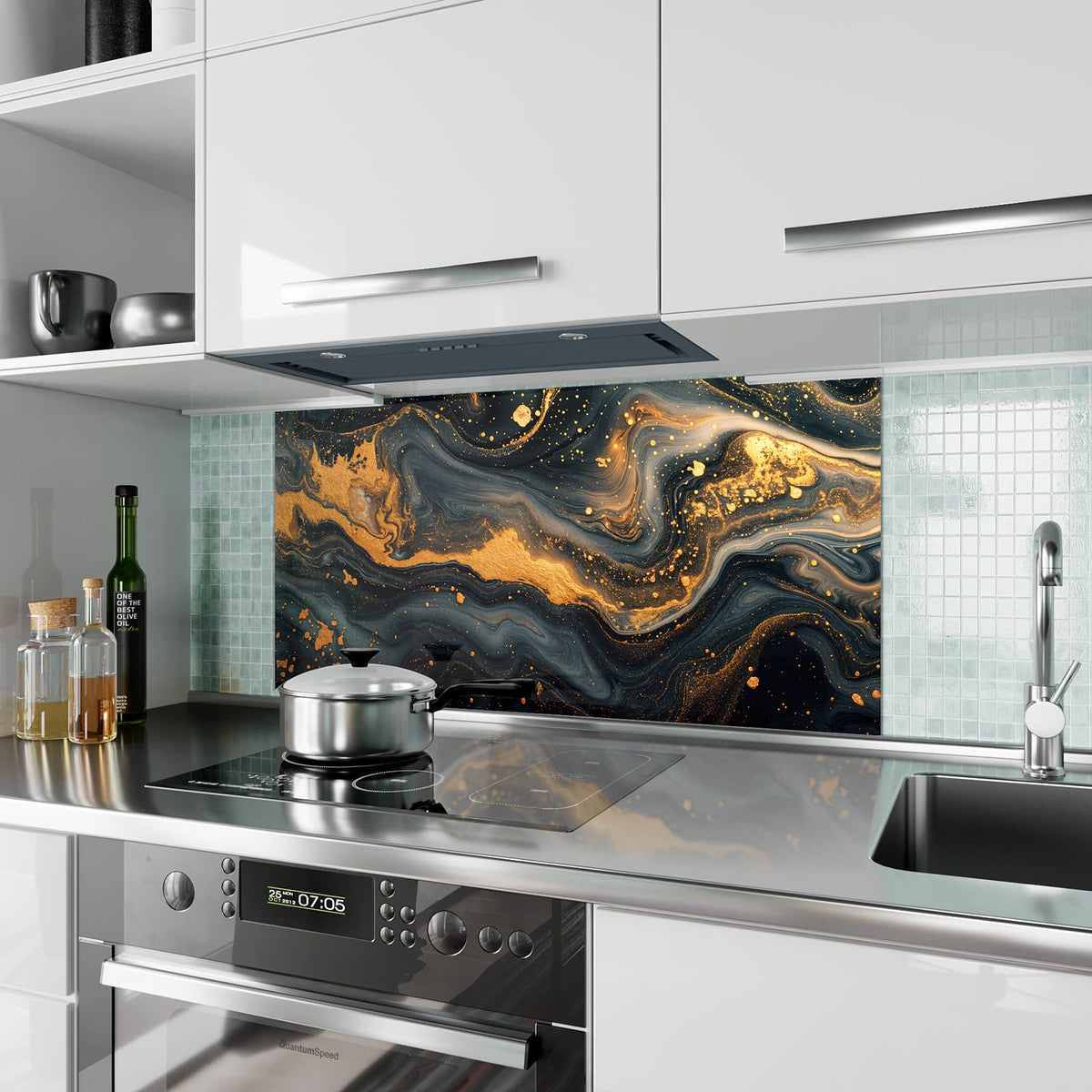 Küchenrückwand aus Glas Marmor mit Goldadern im Hochformat als Spritzschutz hinter dem Kochfeld, über dem Fliesenspiegel montiert