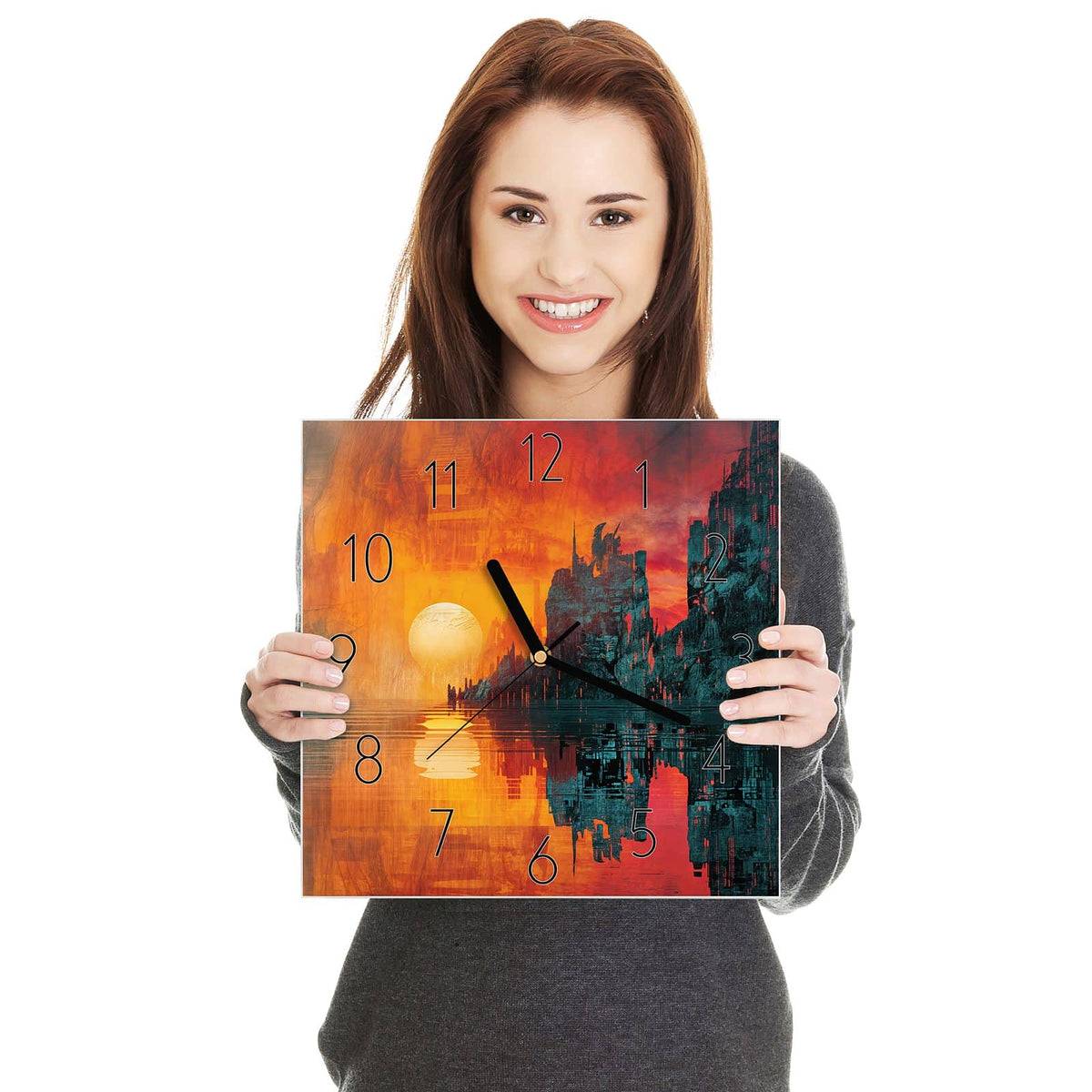 Quadratische Wanduhr aus Glas Sonne zwischen Felsen in zwei Händen gehalten – Größenvergleich, 30 × 30 cm