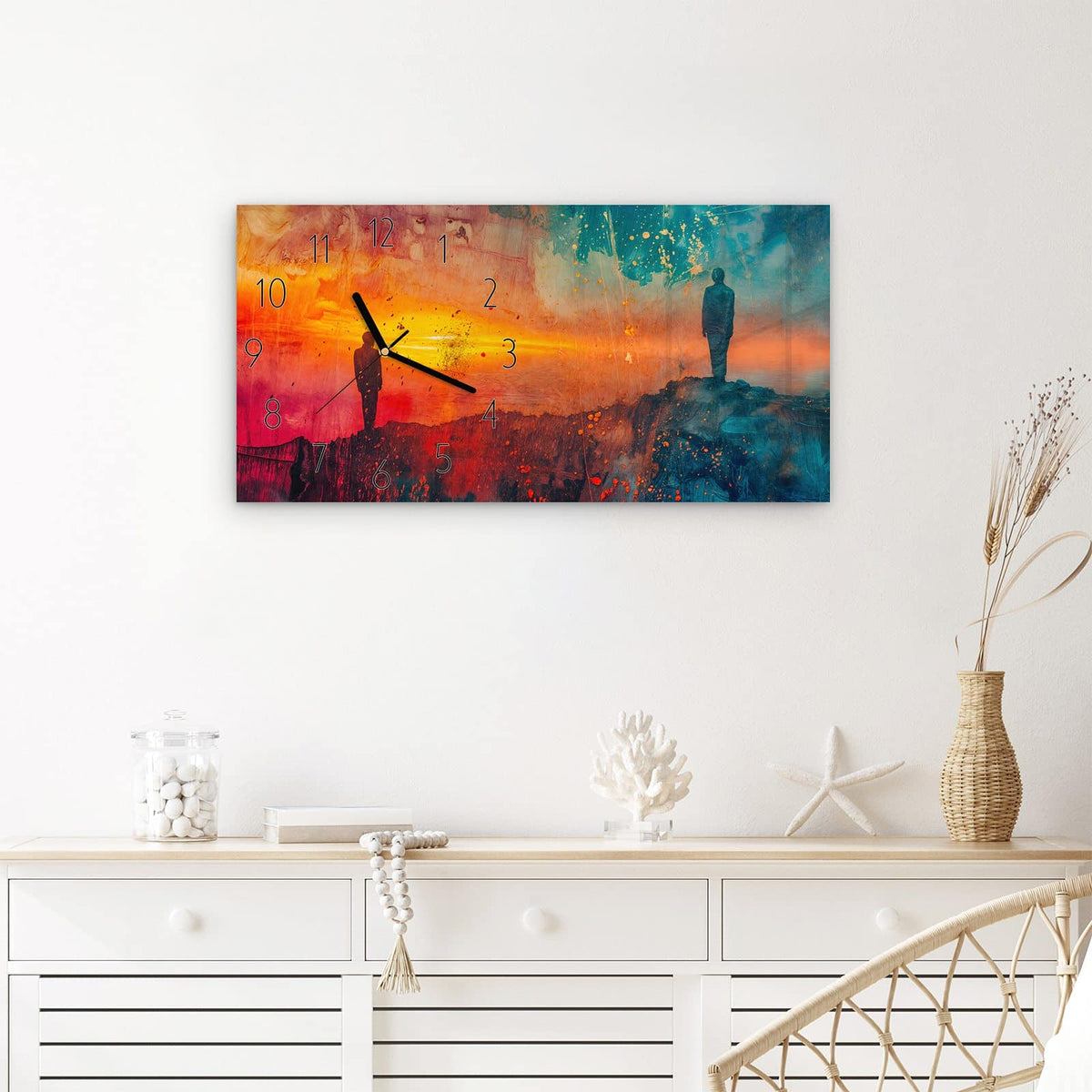 Wanduhr Abstrakte Sonnenaufgang aus Glas – Querformat 60 × 30 cm – Zwei Silhouetten auf Farbhügeln