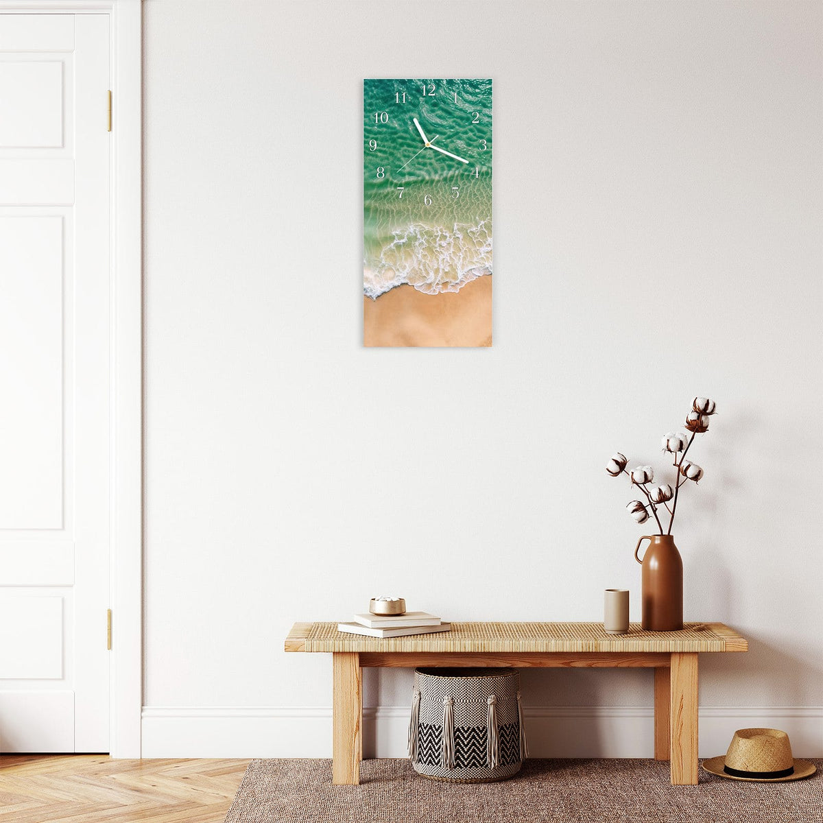 Moderne Wanduhr aus Glas mit Farbtiefe – Wanduhr Warme Meereswellen aus Glas – Hochformat 30 × 60 cm