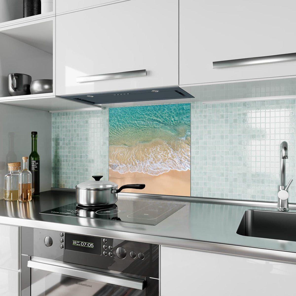 Küchenrückwand Mintgrünes Flachwasser aus Glas – Gischtmuster zwischen Meer und Sand
