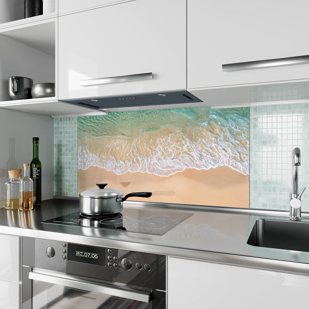 Küchenrückwand aus Glas Mintgrünes Flachwasser im Hochformat als Spritzschutz hinter dem Kochfeld, über dem Fliesenspiegel montiert