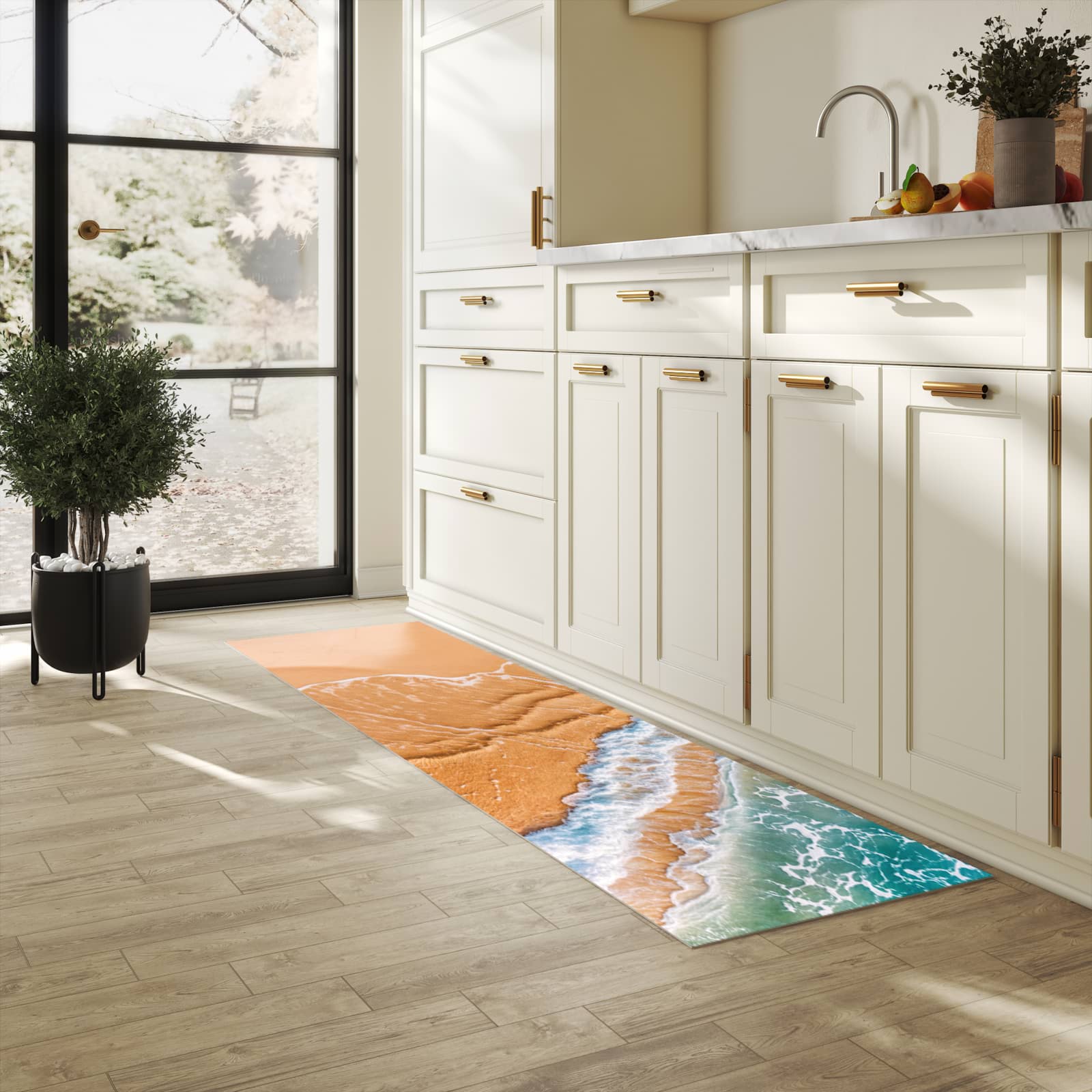 Langlebiger Küchenläufer mit Motiv am und Wellen in heller Küche