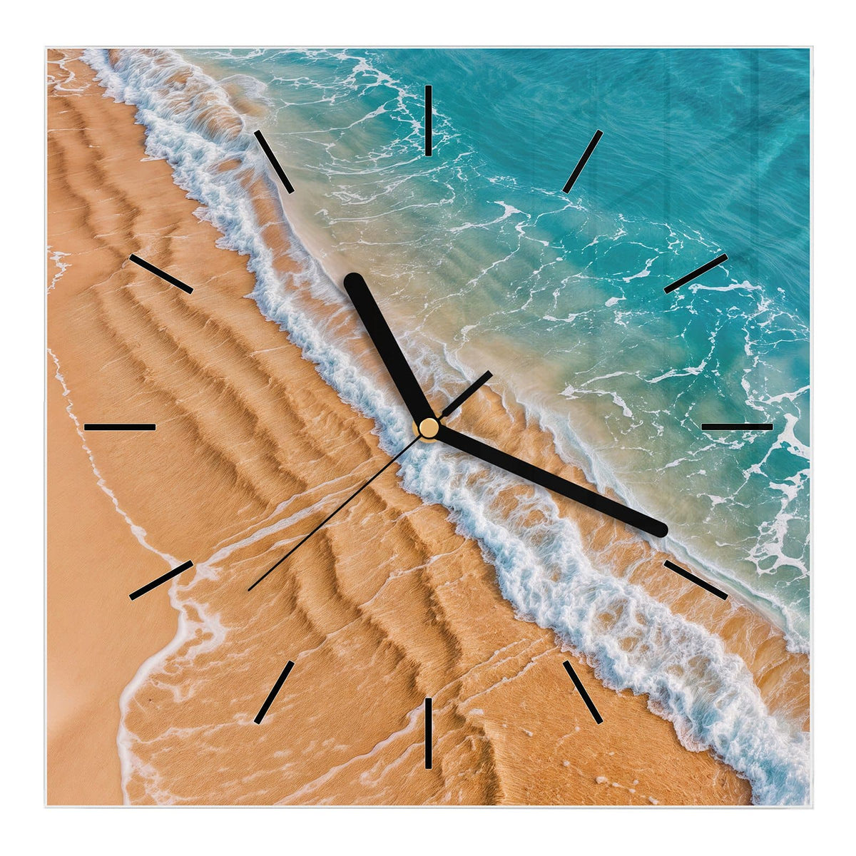 Wanduhr aus Glas, Ziffernblatt Linie mit Motiv Sandrippen am Ufer: Luftbild: gerippter oranger Sand mit feinen Schaumlinien, oben rechts türkises Wasser