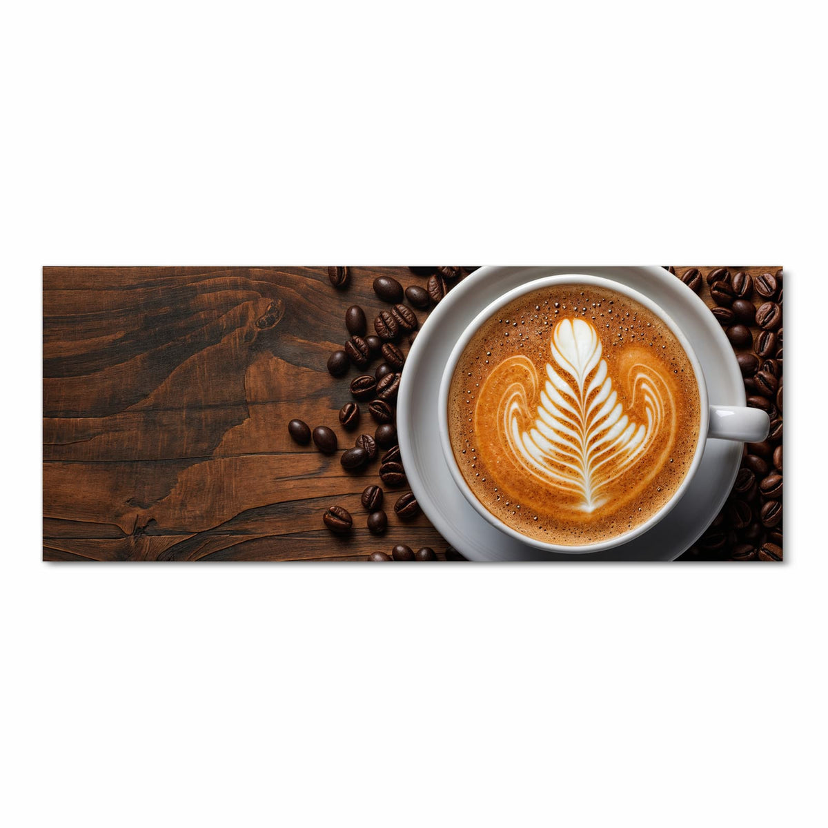 Tasse von oben mit blattförmiger Latte Art, ringsum Kaffeebohnen auf dunklem Holz