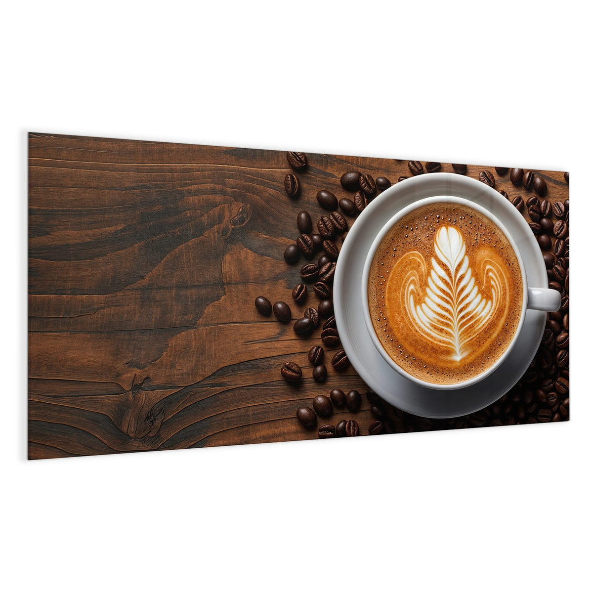 Tasse von oben mit blattförmiger Latte Art, ringsum Kaffeebohnen auf dunklem Holz