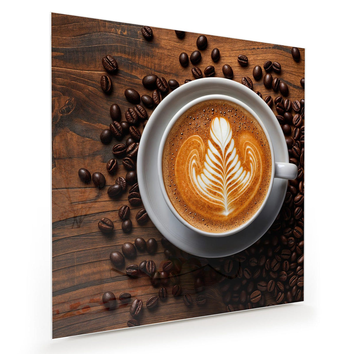 Tasse von oben mit blattförmiger Latte Art, ringsum Kaffeebohnen auf dunklem Holz