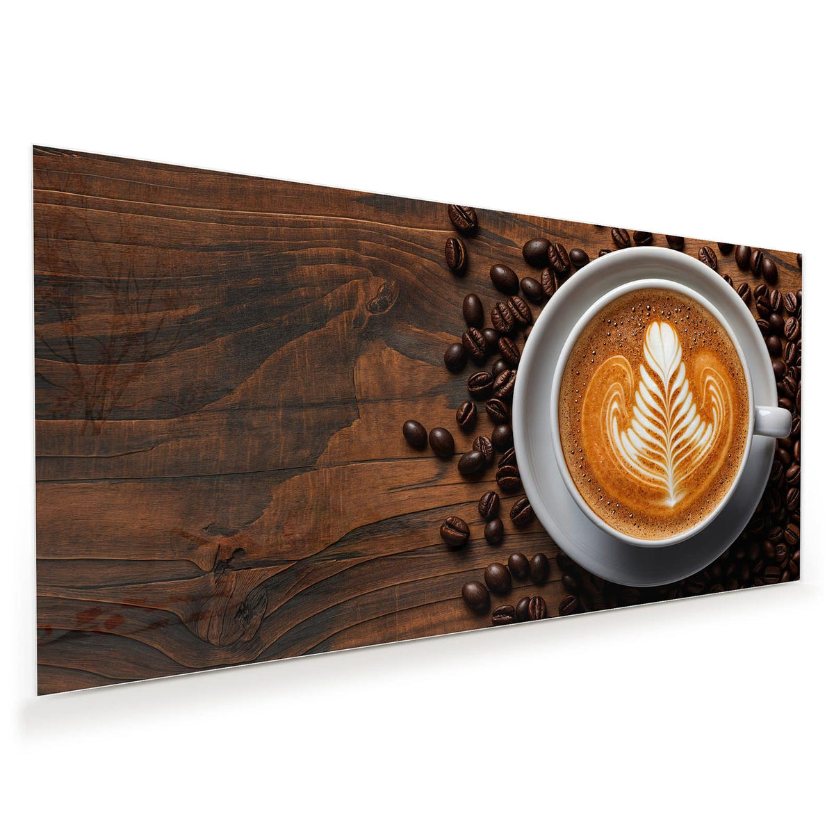 Tasse von oben mit blattförmiger Latte Art, ringsum Kaffeebohnen auf dunklem Holz