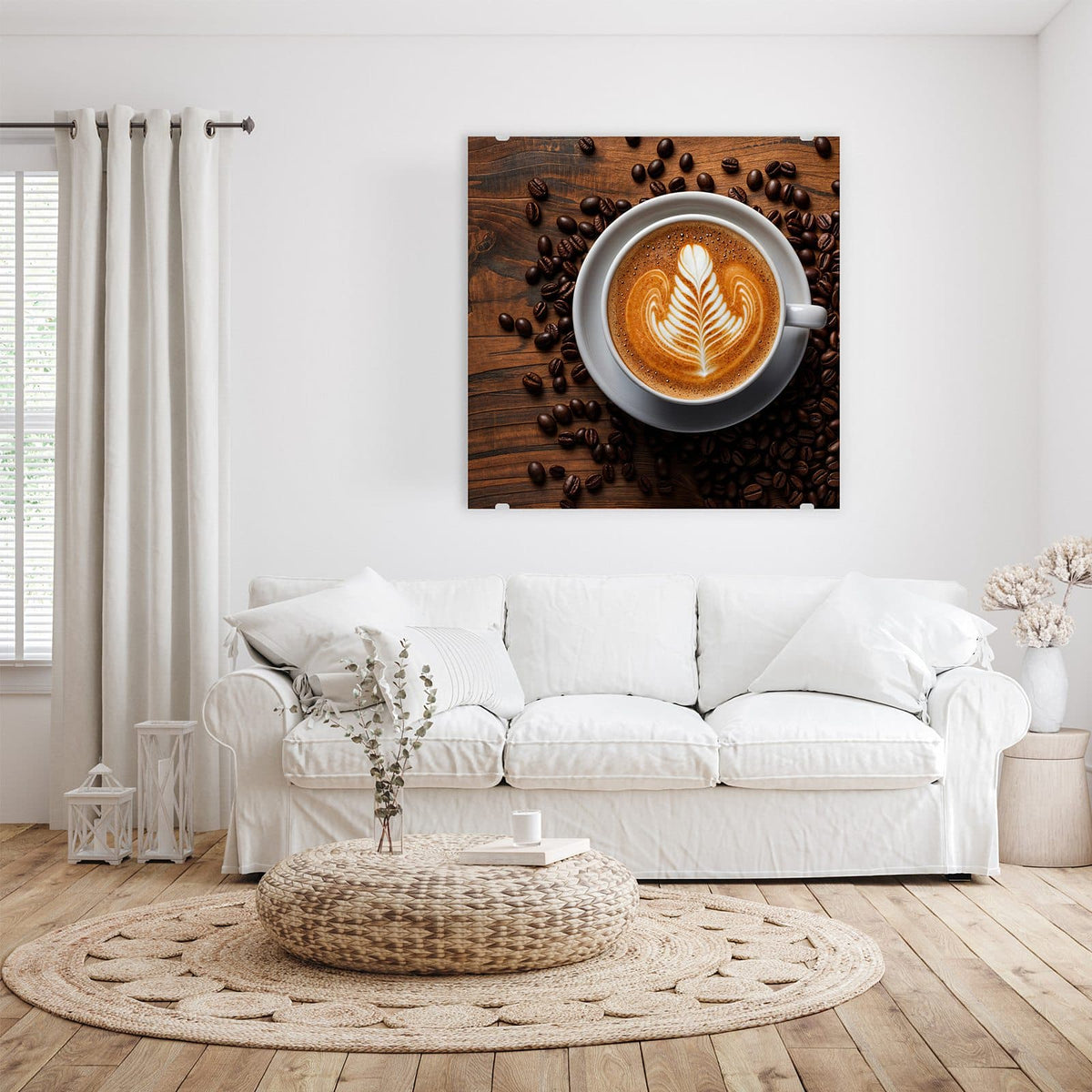 Tasse von oben mit blattförmiger Latte Art, ringsum Kaffeebohnen auf dunklem Holz