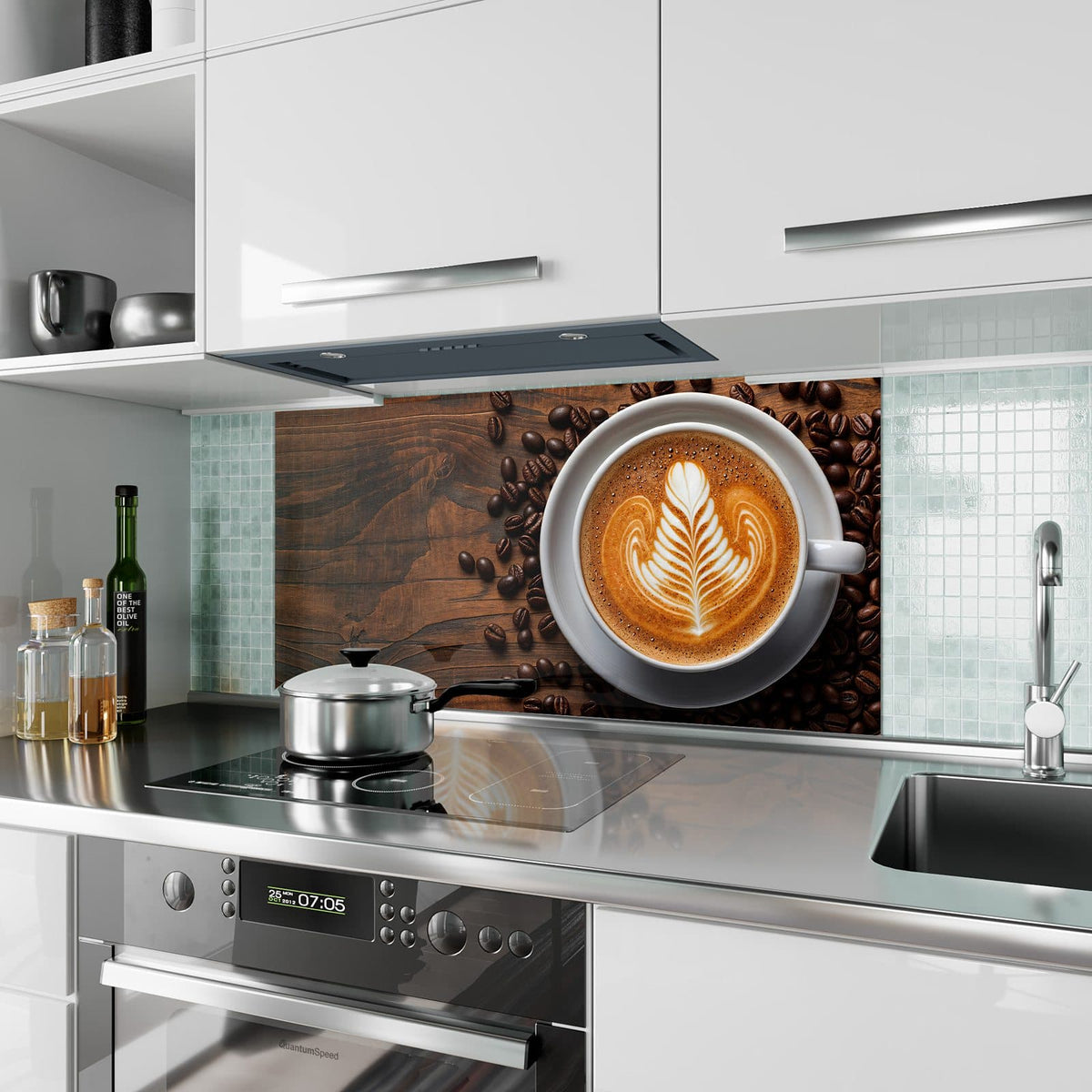 Küchenrückwand aus Glas Kaffee mit Latte Art im Hochformat als Spritzschutz hinter dem Kochfeld, über dem Fliesenspiegel montiert