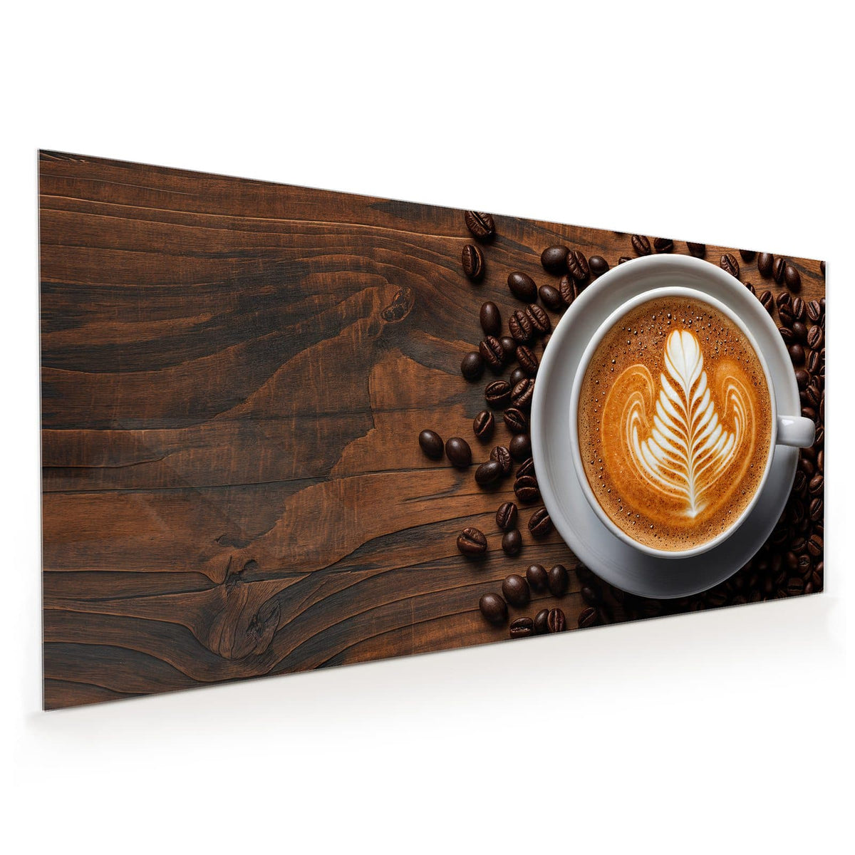 Küchenrückwand aus Glas im Hochformat: Tasse von oben mit blattförmiger Latte Art, ringsum Kaffeebohnen auf dunklem Holz