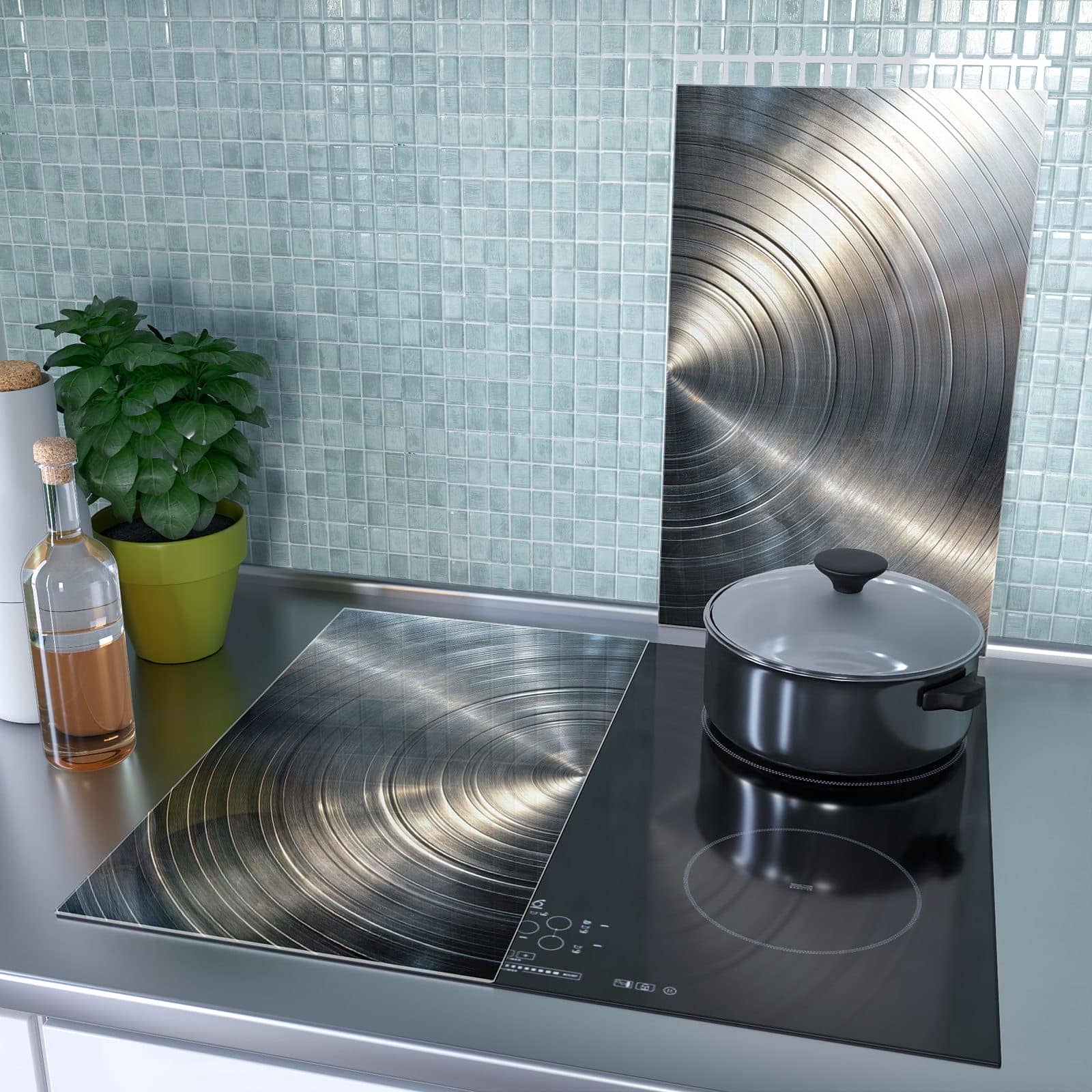 2-teilige Herdabdeckplatte für Ceranfeld mit Metallkreise-Motiv als Spritzschutz hinter dem Kochfeld
