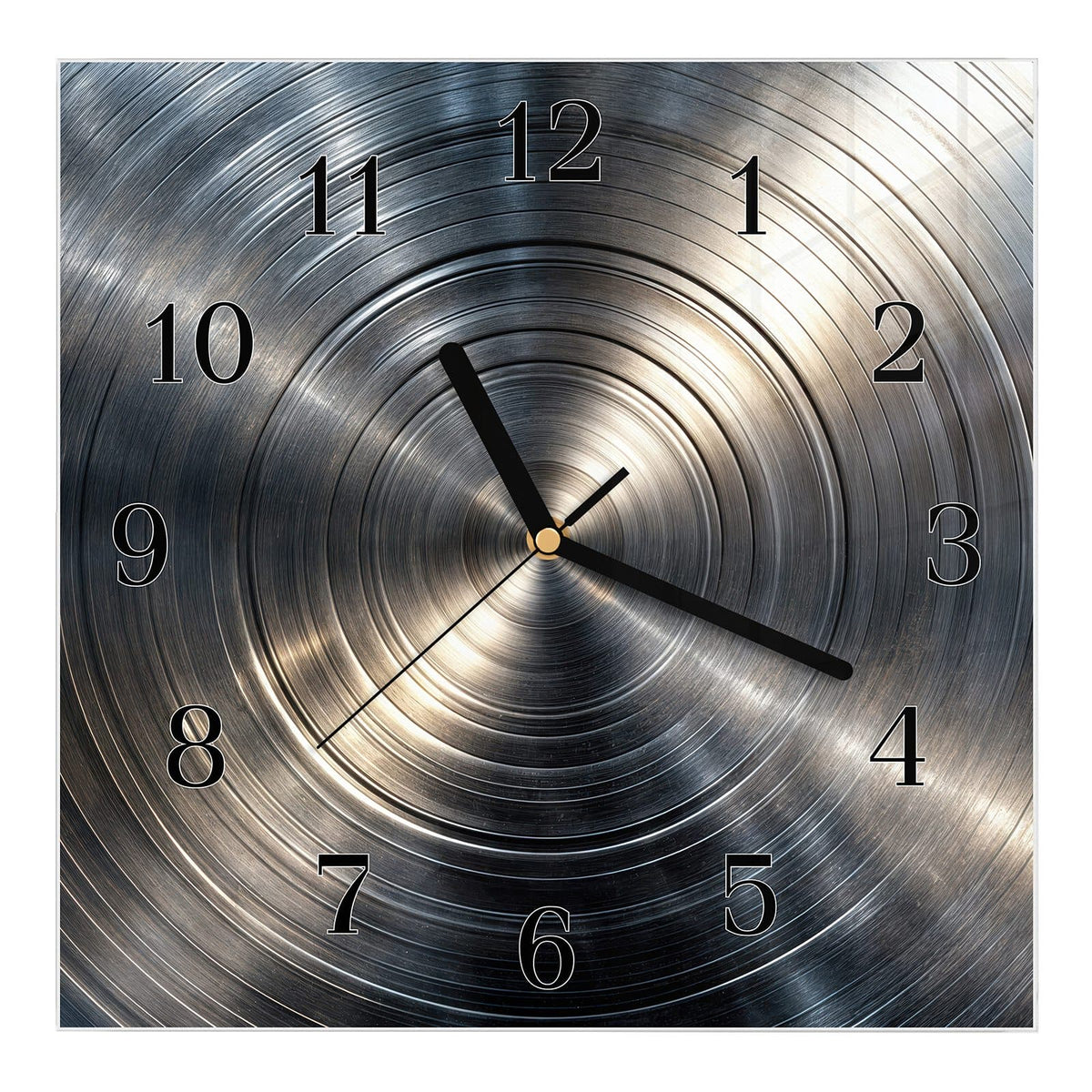 Wanduhr aus Glas, Ziffernblatt Klassisch mit Motiv Konzentrische Kreise: Konzentrische Rillen in gebürstetem Silbermetall mit Lichtkreuz in der Mitte
