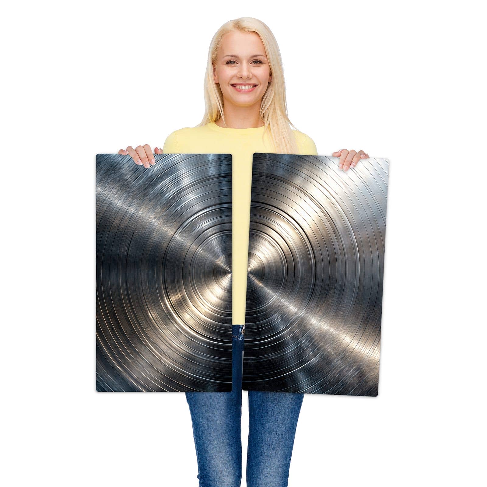 2-teilige Herdabdeckplatte mit Metallkreise-Motiv wird zur Größendarstellung gehalten