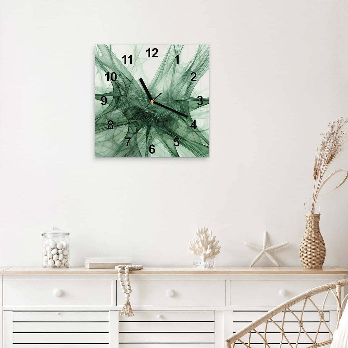 Quadratische Wanduhr aus Glas Grünes Netzmuster mit Ziffernblatt Modern über einem weißen Sideboard