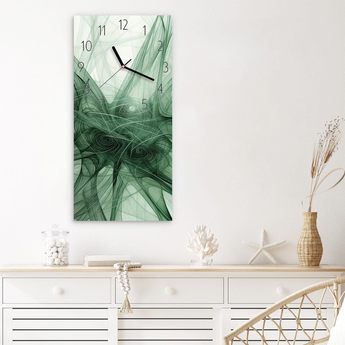 Wanduhr aus Glas im Hochformat Grünes Netzmuster mit Ziffernblatt Elegant über einem weißen Sideboard