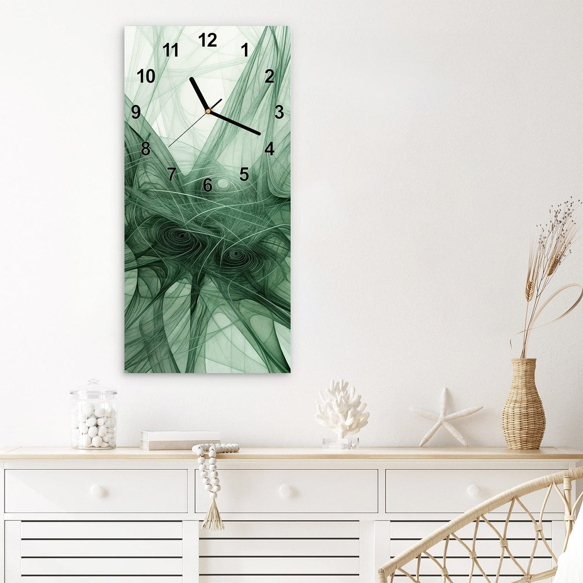 Wanduhr aus Glas im Hochformat Grünes Netzmuster mit Ziffernblatt Modern über einem weißen Sideboard