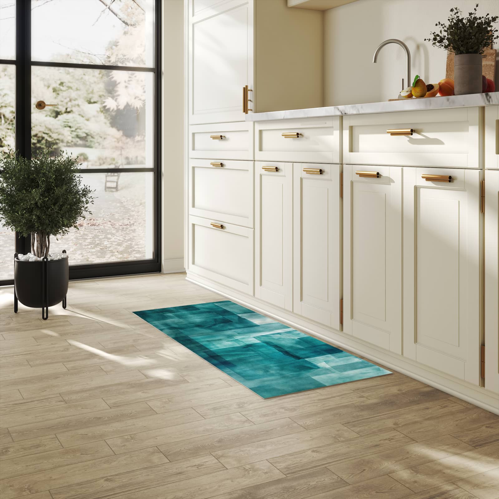 Geruchsneutraler langer Teppich mit Motiv Abstrakte Formen in heller Küche