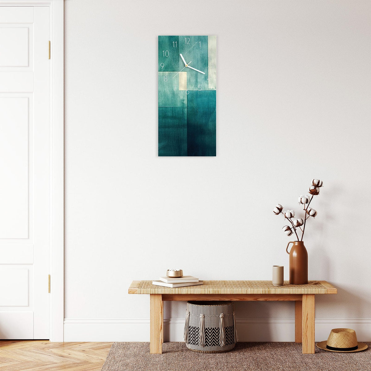 Wanduhr aus Glas im Hochformat Türkise Rechtecke mit Ziffernblatt Elegant über einer Holzbank im Flur