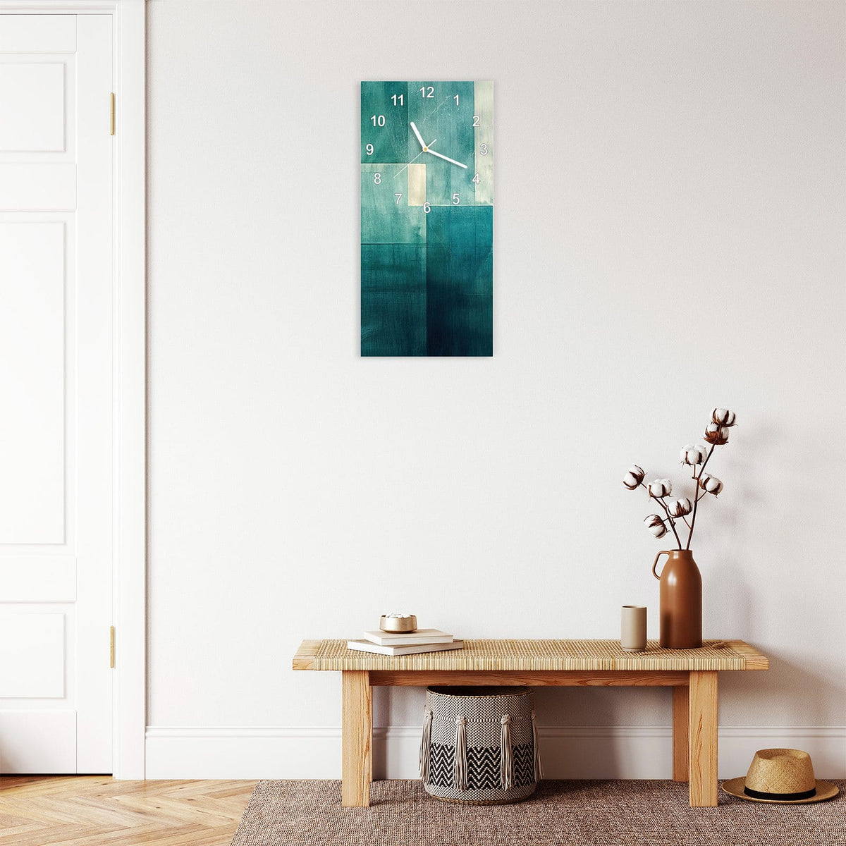 Wanduhr aus Glas im Hochformat Türkise Rechtecke mit Ziffernblatt Modern über einer Holzbank im Flur