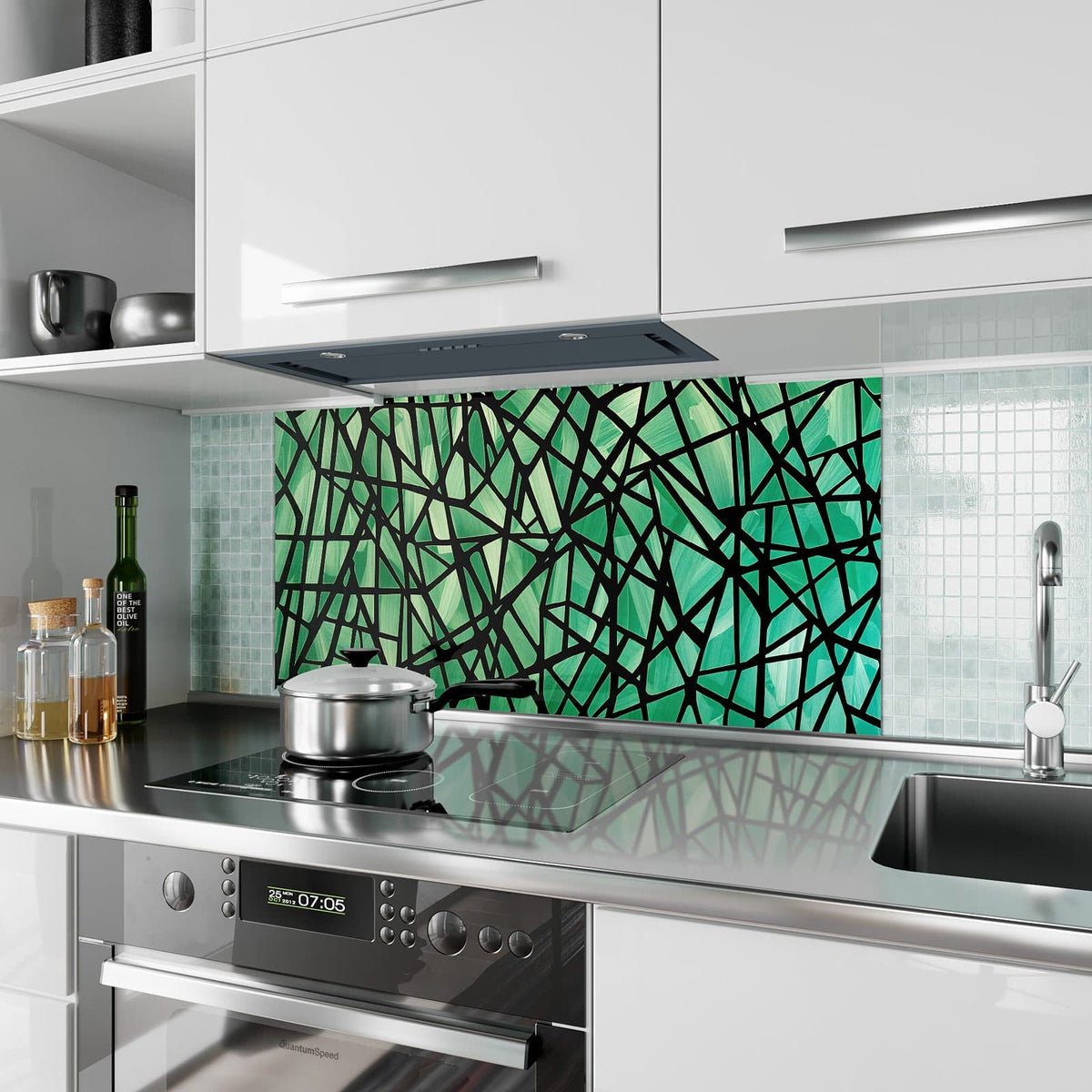 Küchenrückwand aus Glas Glasmosaik in Grün im Hochformat als Spritzschutz hinter dem Kochfeld, über dem Fliesenspiegel montiert
