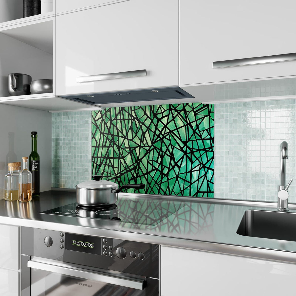 Küchenrückwand aus Glas Glasmosaik in Grün im Hochformat als Spritzschutz hinter dem Kochfeld, über dem Fliesenspiegel montiert