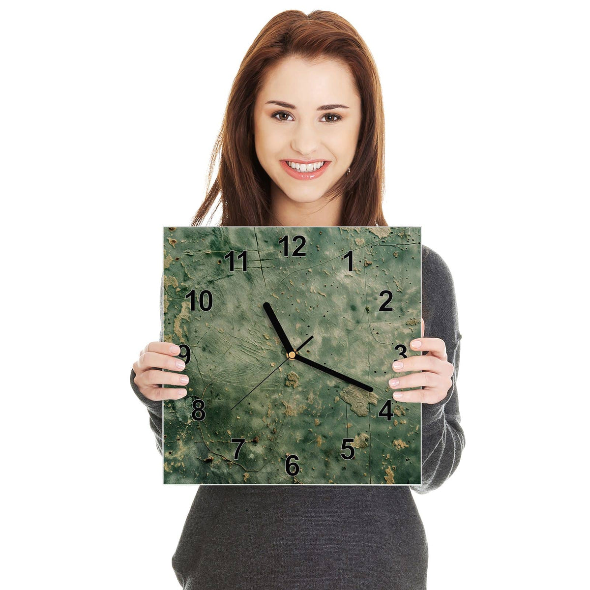 Quadratische Wanduhr aus Glas Grüne Patina in zwei Händen gehalten – Größenvergleich, 30 × 30 cm