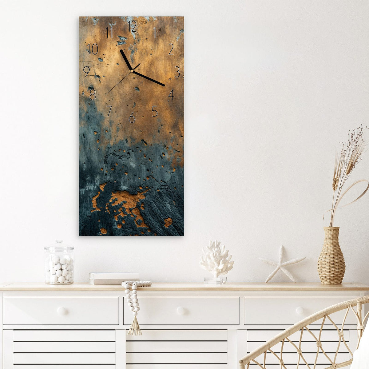 Wanduhr verwitterte Wand aus Glas – Rost und Blau im Wabi-Sabi-Stil