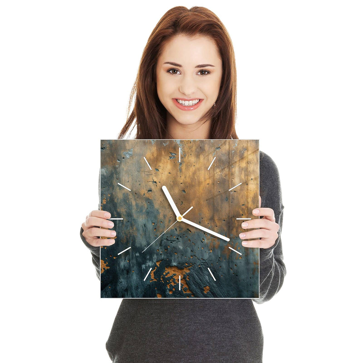 Quadratische Wanduhr aus Glas Rost über Schiefer in zwei Händen gehalten – Größenvergleich, 30 × 30 cm