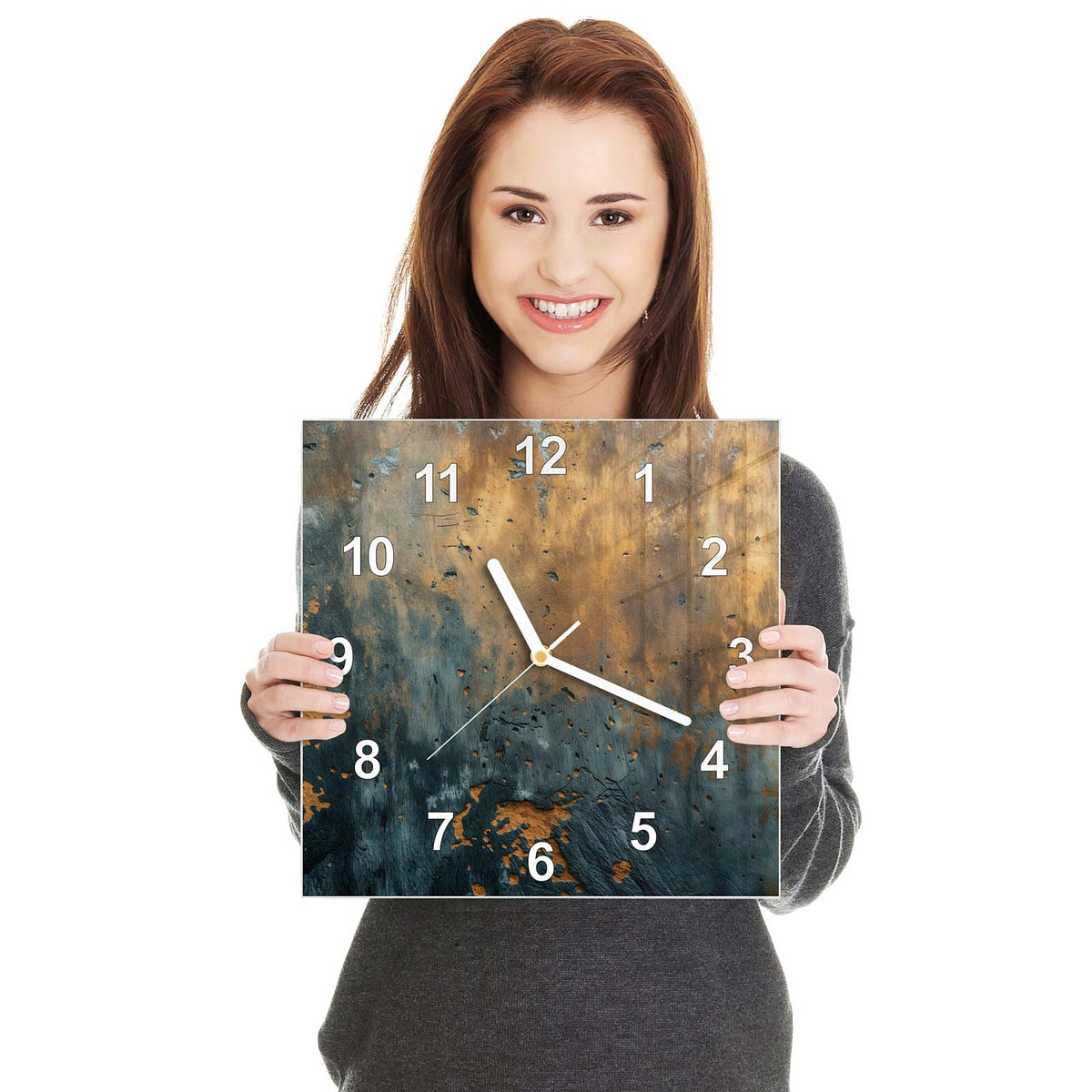Quadratische Wanduhr aus Glas Rost über Schiefer in zwei Händen gehalten – Größenvergleich, 30 × 30 cm
