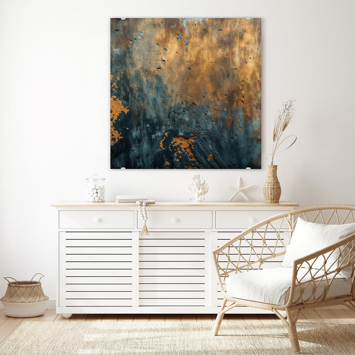 Glasbild Rost über Schiefer an der Wand – Oben rostig-goldene, unten schiefergrau-blaue verwitterte Metall-/Steinfläche