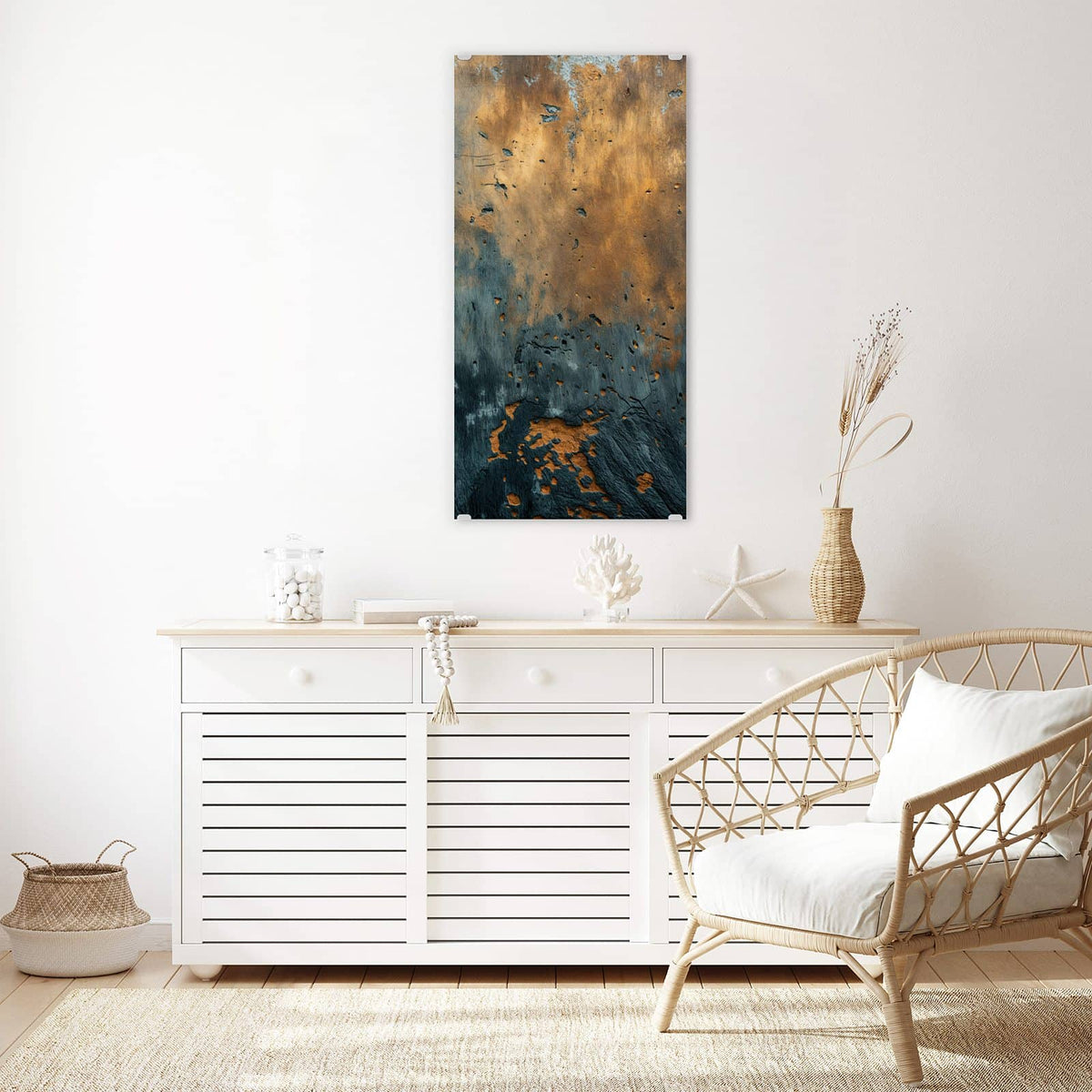 Glasbild Rost über Schiefer an der Wand – Oben rostig-goldene, unten schiefergrau-blaue verwitterte Metall-/Steinfläche