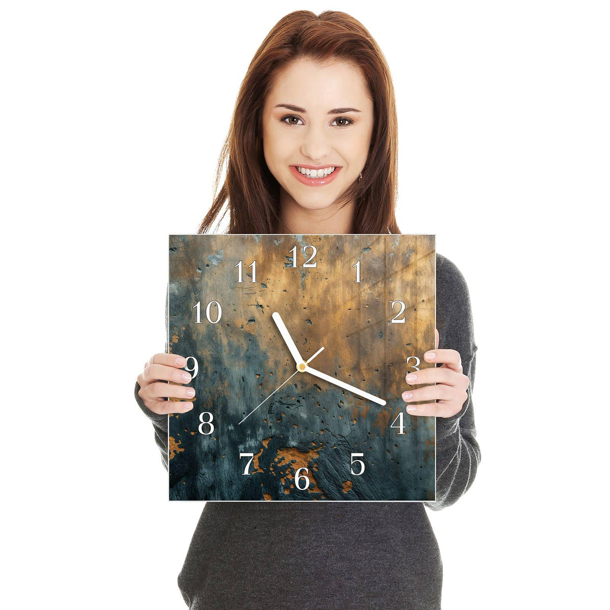 Quadratische Wanduhr aus Glas Rost über Schiefer in zwei Händen gehalten – Größenvergleich, 30 × 30 cm