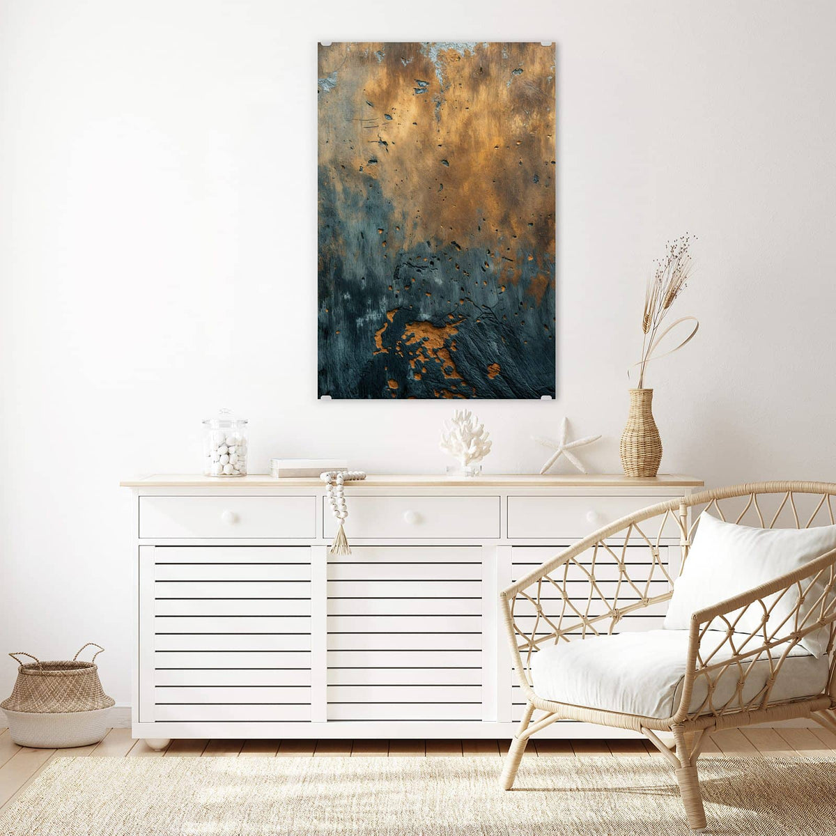 Glasbild Rost über Schiefer an der Wand – Oben rostig-goldene, unten schiefergrau-blaue verwitterte Metall-/Steinfläche