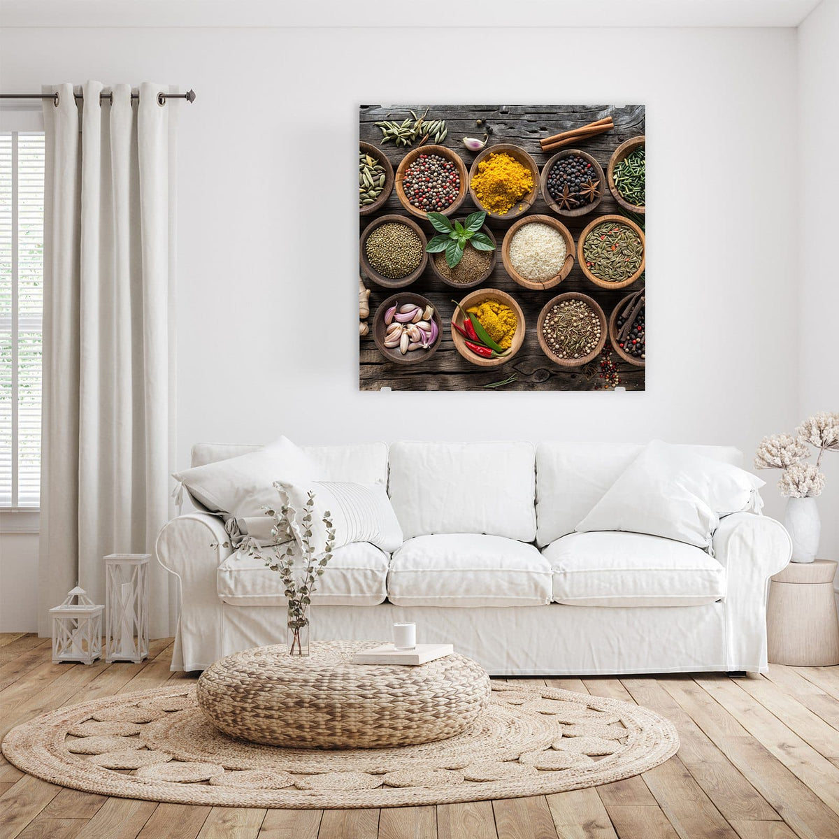 Glasbild Gewürze auf Holztisch an der Wand – Runde Holzschalen mit Pfeffer, Kurkuma, Reis, Knoblauch und Chili auf grauem Holztisch