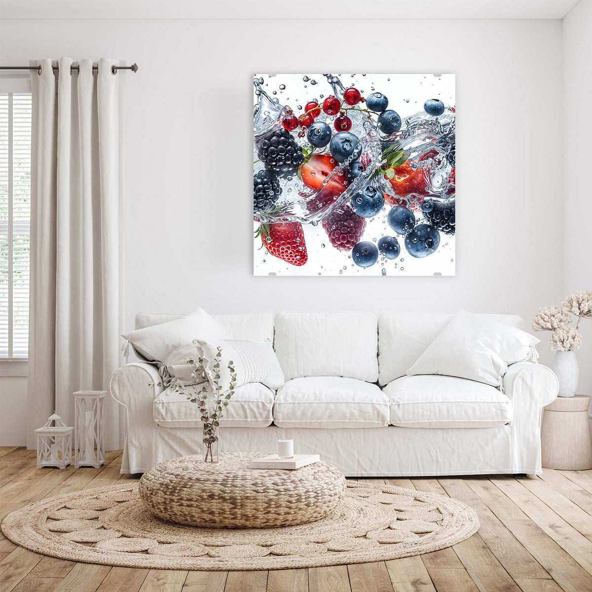 Glasbild Beeren im Spritzwasser an der Wand – Brombeeren, Blaubeeren, Johannisbeeren und Erdbeeren in aufspritzendem Wasser vor Weiß