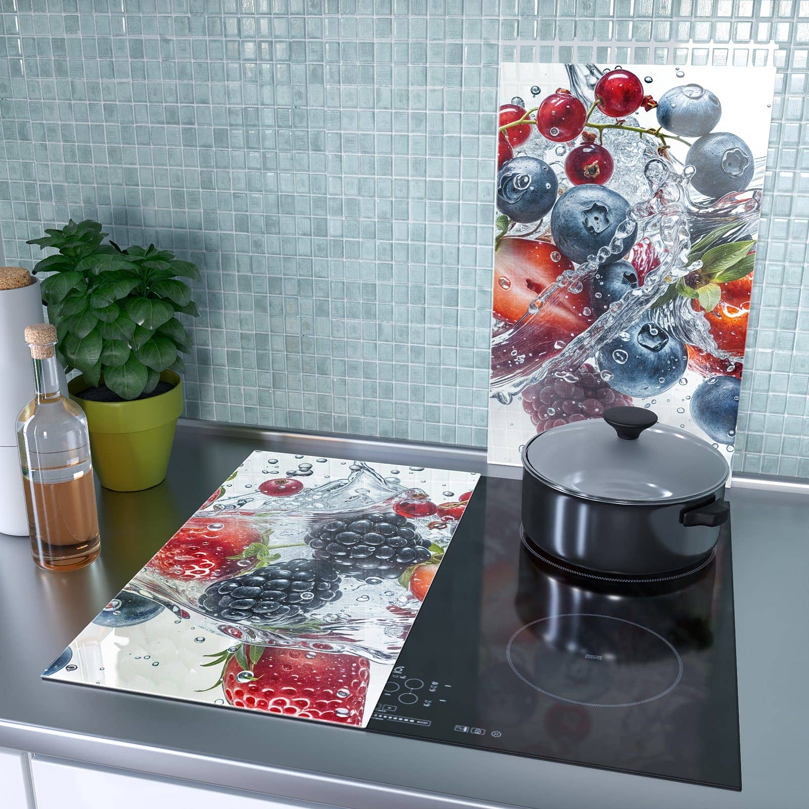 2-teilige Abdeckplatten für Ceranfeld mit Beeren im Wasser-Motiv als Spritzschutz hinter dem Kochfeld