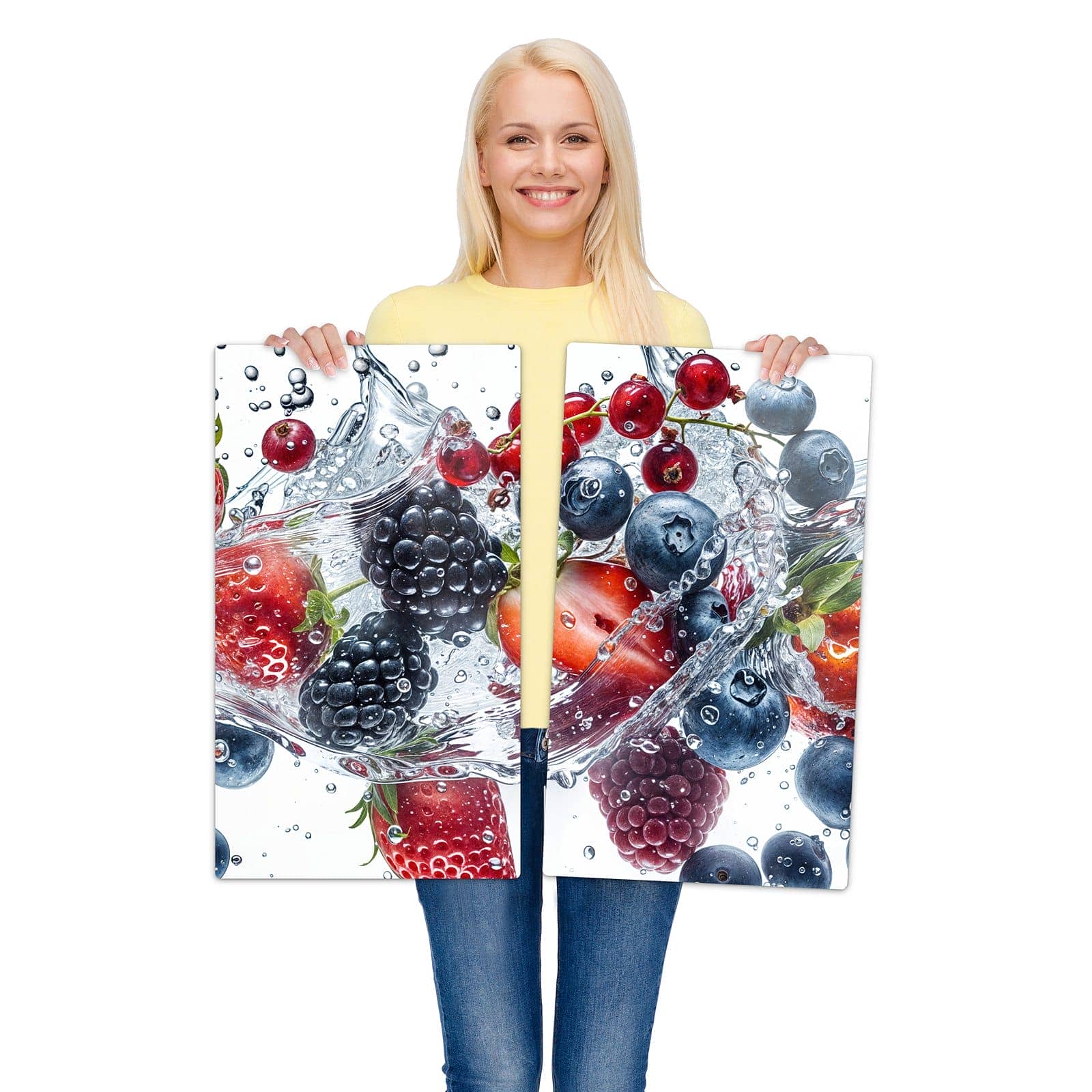 2-teilige Herdabdeckplatten aus Glas mit Beeren im Wasser-Motiv wird zur Größendarstellung gehalten